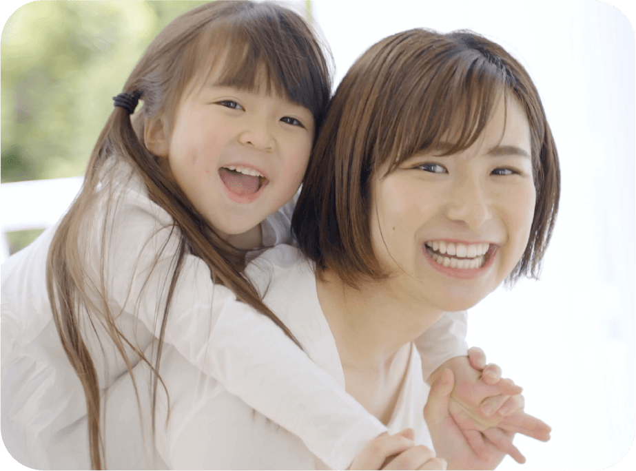 笑顔の女性と子ども